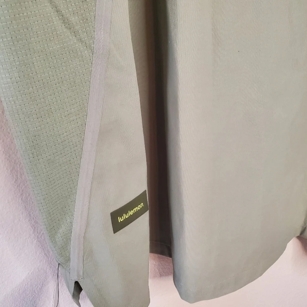 Lululemon Men's Water Repellent‎ HikiLululeng Short Sleeve Shirt Size Medium NWT